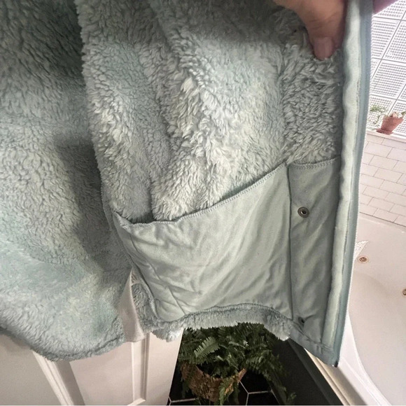 NWT Abercrombie kids size 15/16 super soft fleece jacket. Zip and snap up. Aqua - Picture 5 of 10